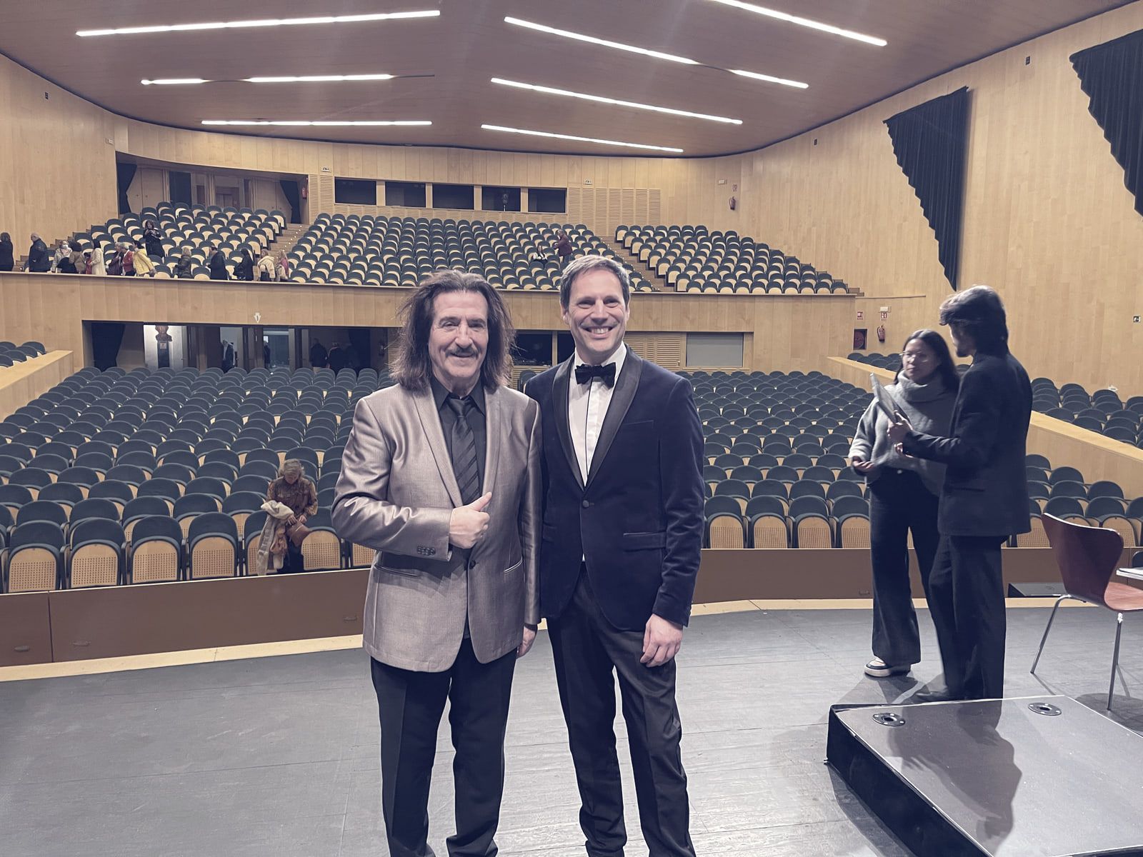 Sergio Cano Ortiz y Luis Cobos en el escenario del Teatro Buero Vallejo, con la sala vacía detrás.